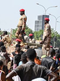 Lidé v hlavním městě Nigeru Niamey se registrují jako dobrovolníci pro případ mobilizace