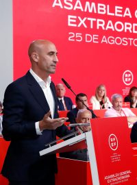 Předseda španělského fotbalového svazu Luis Rubiales byl dočasně suspendován