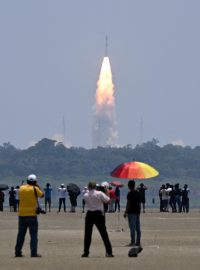 Lidé sledují raketu PSLV XL, která nese sondu Aditya-L1, první indickou vesmírnou observatoř pro studium Slunce