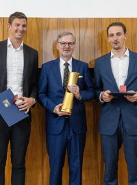 Plážoví volejbalisté Ondřej Perušič a David Schweiner převzali ocenění od premiéra Petra Fialy