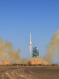 Pilotovaná kosmická loď Šen-čou-17 na palubě nosné rakety Dlouhý pochod-2F startuje z Jiuquan Satellite Launch Center v severozápadní Číně