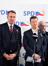 Zleva Petr Mach (SPD), Radim Fiala (SPD), předseda Tomio Okamura, Ivan David (SPD) a Zuzana Majerová (Trikolora)