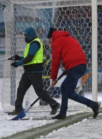 Odklízení sněhu před utkáním Olomouce se Slováckem