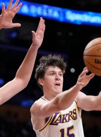 Basketbalisté Alperen Şengün z Houstonu a Austin Reaves z Lakers ve vzájemném souboji