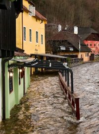 Na třetím povodňovém stupni byla řeka v Krumlově od 28. prosince