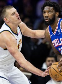 Basketbalisté Nikola Jokić a Joel Embiid ve vzájemném souboji