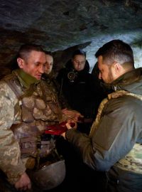 Ukrajinský prezident Volodymyr Zelenskyj navštívil vojáky na jihovýchodní frontě v Záporoží, podle prezidentské kanceláře jim předal medaile