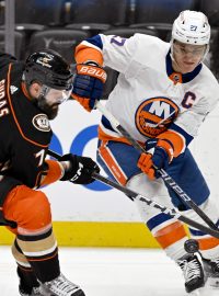 Obránce Anaheimu Radko Gudas brání kapitána Islanders Anderse Leeho