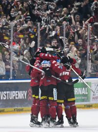 Hokejisté Sparty zvítězili ve druhém utkání semifinále play- off extraligy doma nad mistrovským Třincem 3:2 v prodloužení a vedou 2:0 na zápasy