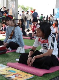 V jihokorejském Soulu se víc než 100 lidí utkalo v soutěži nicnedělání