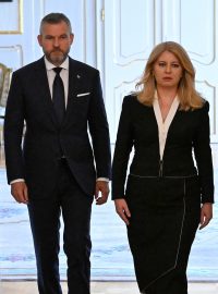 Peter Pellegrini a Zuzana Čaputová přicházejí na společnou tiskovou konferenci po útoku na Roberta Fica