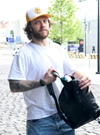 Český hokejový útočník David Pastrňák po příletu před hotelem, ve kterém bydlí národní tým