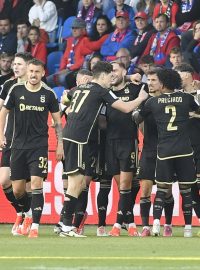 Fotbalisté Sparty ve finále domácího poháru MOL Cupu zvítězili po dramatickém závěru v Plzni 2:1