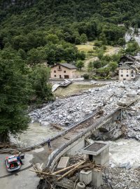 Záchranář prohledávají trosky na místě sesuvu půdy způsobeného nepříznivým počasím a silným deštěm v údolí Misox v obci Sorte, Lostallo, jižní Švýcarsko. Jeden člověk byl nalezen mrtvý a dva další se stále pohřešují, 23. června 2024