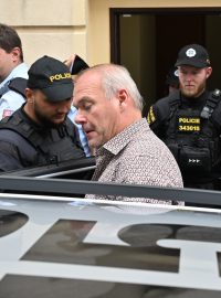 Tři ze 14 obviněných v kauze machinací s tendry včetně chomutovského primátora Marka Hrabáče (ANO) jdou do vazby
