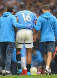 Zraněný Rodri z Manchesteru City v péči lékařů během zápasu s Arsenalem
