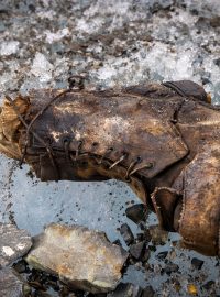 Bota s iniciály A. C. Irvine, kterou horolezci našli na Mount Everestu