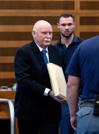 Na první hlavní líčení povodila advokáta Pavla Jelínka vězeňská služba