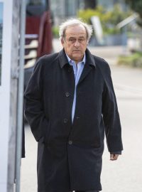 Bývalý šéf UEFA Michel Platini přijíždí na jednání odvolacího soud ve švýcarském Muttenz