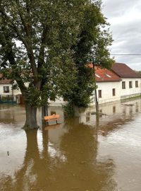 V Putimi na Písecku, která leží na soutoku Blanice a Otavy, je nakonec situace klidnější, než místní očekávali. Odtok z Husinecké přehrady není tak velký, voda vystoupala jen k domům, které stojí bezprostředně u řeky. Částečně zaplavila mini zoo manželů Kozákových, ti kvůli tomu odvezli některá zvířata