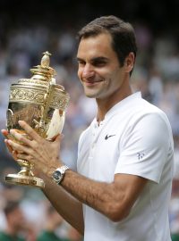 Roger Federer se svou osmou wimbledonskou trofejí