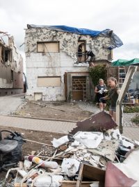 Úklid, obnova a demolice v obci Hrušky týden po zpustošení tornádem.