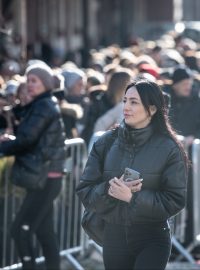 Ukrajinští uprchlíci čekají před dislokovanou pobočkou úřadu práce v Pražské tržnici v Holešovicích.