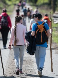 Protože je hezké počasí, vyměnili školáci výuku ve třidě za les