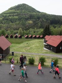 Nad rekreačním střediskem Svor se tyčí Klíč, čtvrtá nejvyšší hora Lužických hor.