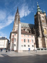 Pražský hrad, Josip Plečnik, Mrákotínský monolit před Sv. Vítem