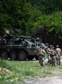 Američtí vojáci a obrněnec Stryker po ukončení ukázky pro novináře