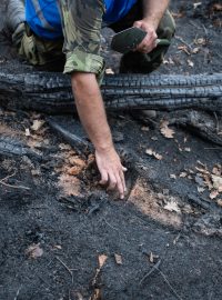 Geobotanik Michal Hejcman při odběru vzorků popela z požářiště v Českém Švýcarsku.