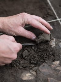 Archeologové objevili nedaleko hory Říp u obce Dušníky vzácnou pravěkou mohylu. Střepy keramiky kultury zvoncovitých pohárů.