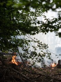 Na hašení hořící hrabanky daleko od obydlí nejsou kapacity