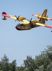 Italský Canadair CL-145 nad jezerem Milada