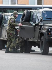 43. výsadkový pluk je součástí Pozemních sil Armády České republiky z Chrudimi odjíždí na misi na Slovensko.