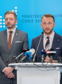 Slovenský ministr vnitra Matúš Šutaj Eštok s jeho českým protějškem Vítem Rakušanem