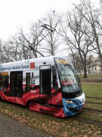 Do ulic Prahy vyjela tramvaj u příležitosti 30. výročí od zvolení Václava Havla prvním českým prezidentem a připomíná největší úspěchy Česka za posledních 30 let