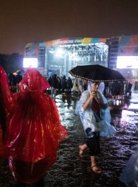 Přímo ve chvíli, kdy měl začínat Beck je průtrž mračen největší a koncert se začíná odkládat na neurčito