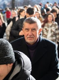 Andrej Babiš ve frontě na výstavu korunovačních klenotů