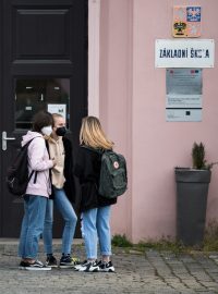 Žáci druhého stupně nastupují po distanční výuce do škol.