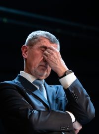 Andrej Babiš se snaží na všechny odpovídat. Když je unaven ...