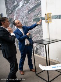 Ředitel EUSPA Rodrigo da Costa (vpravo) ukazuje Jiřímu Kozákovi (ODS) model družice, která se podílí na navigačním systému Galileo