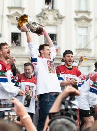 Dominik Kubalík zvedá nad hlavu trofej pro mistra světa při oslavě na Staroměstském náměstí