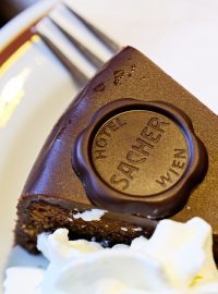 Sacher dort. Původní receptura dortu je přísně střežená. Jistě, jeho příprava se nedá utajit, ale poměry jednotlivých ingrediencí jsou tajemstvím, založeným hluboko v trezoru majitelů.