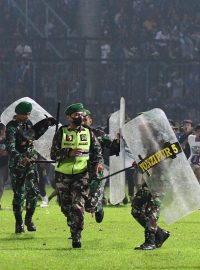 Policejní zásah během nepokojů v zápase Arema - Persebaya Surabaya