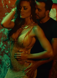 Záběz z videoklipu k písni Despacito.