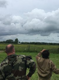 Seskok parašutistů nedaleko města Carentan