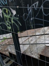 Schody u terasy na Budějovické jsou oploceny, odpadají z nich kusy betonu a zdiva