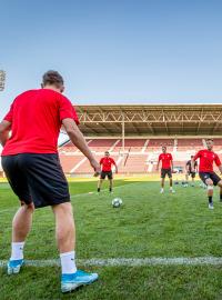 Fotbalisté Slavie trénují na stadionu v Kluži před úvodním zápase posledního předkola Ligy mistrů